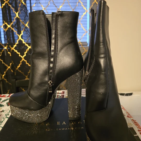 Chic Black Heeled Boots with Sparkling Accents - Picture 6 of 8